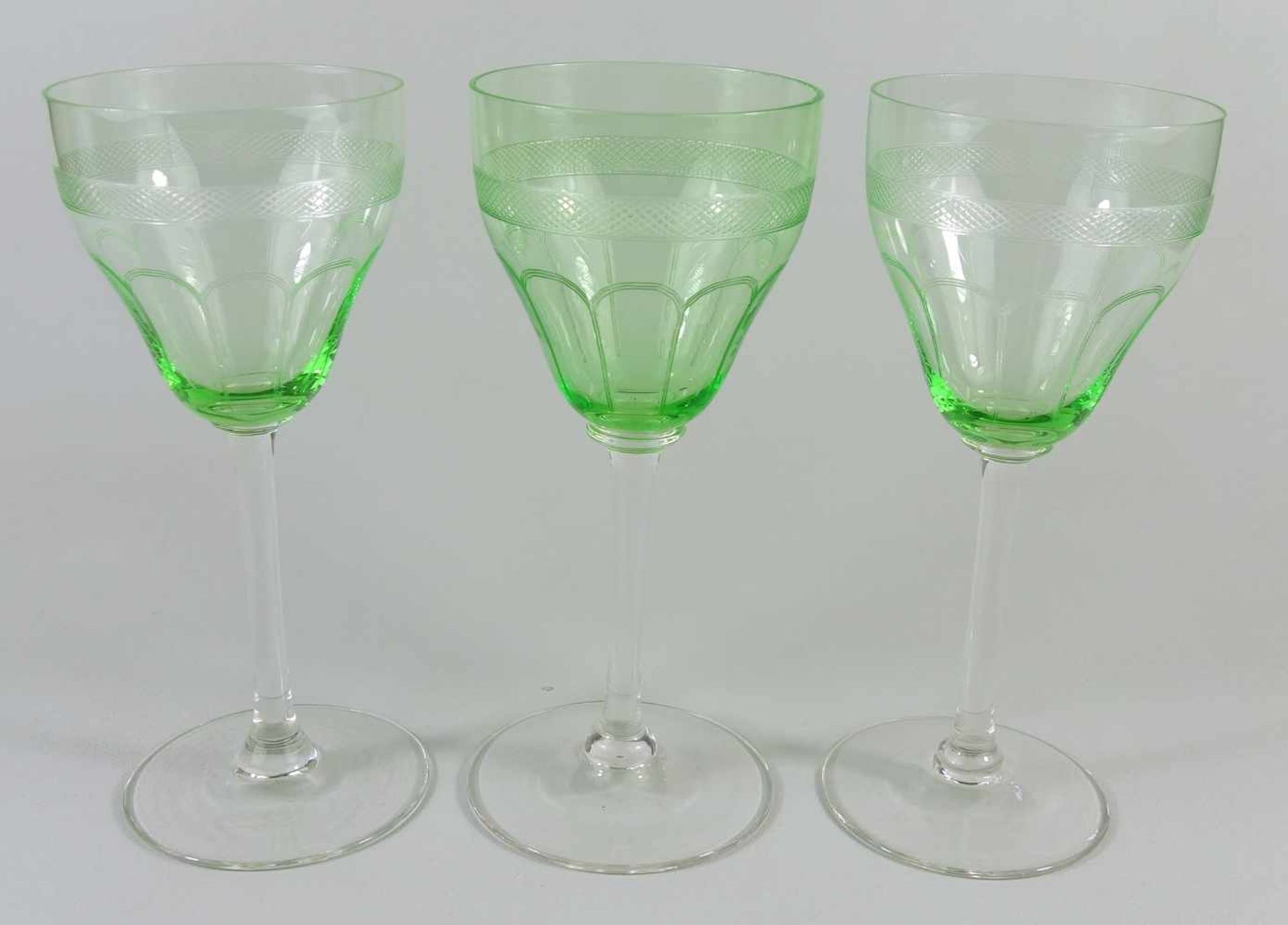 3 Gläser mit Uranglas- Kuppa, 20er Jahre, Klarglasschaft und -stand, Kuppa mit Liniengravur, H.16,