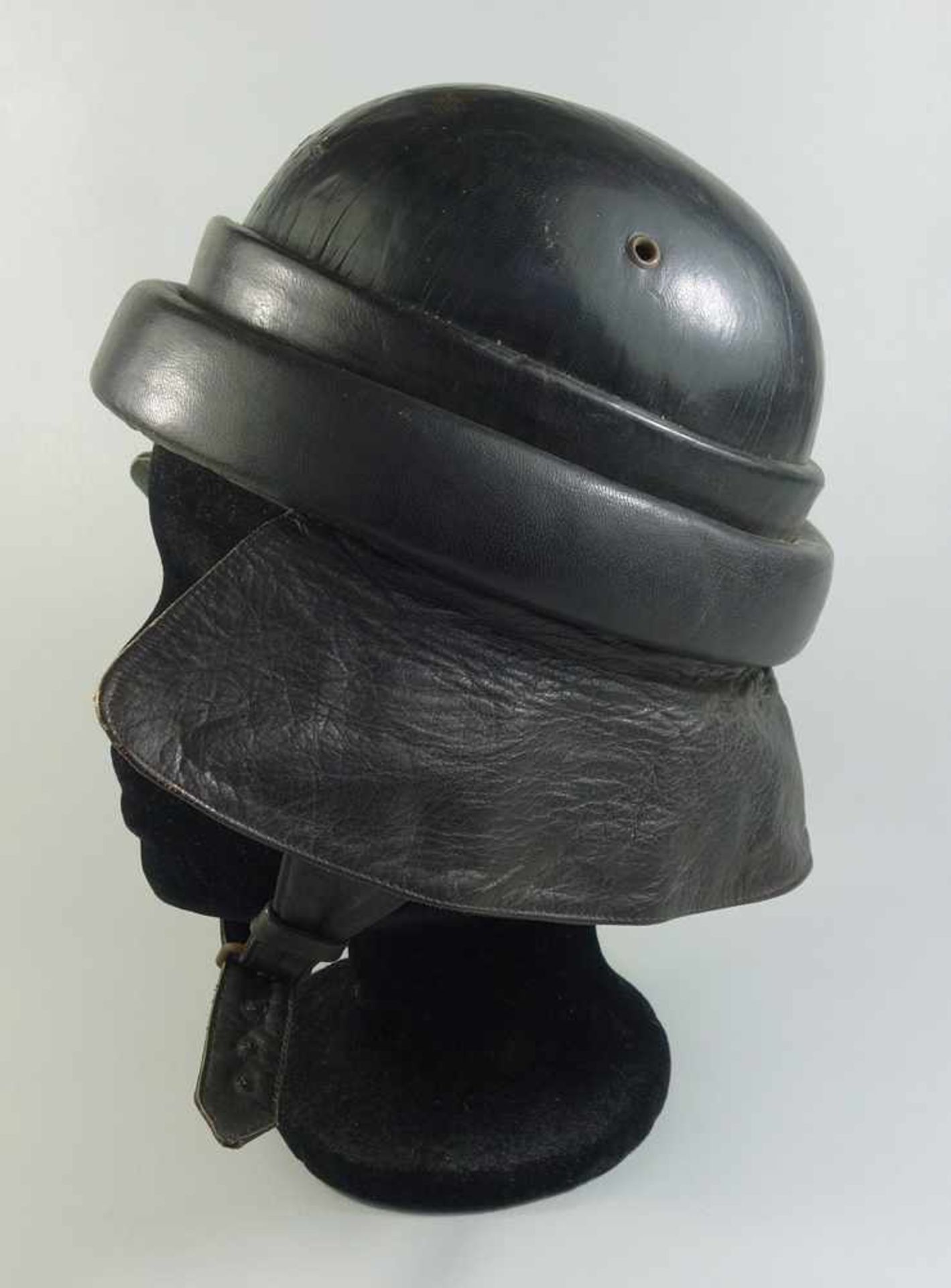 Motorradhelm, wohl Polizei, 3. Reich, schwarzer Fiberglashelm mit umlaufendem Wulstring, - Bild 3 aus 5