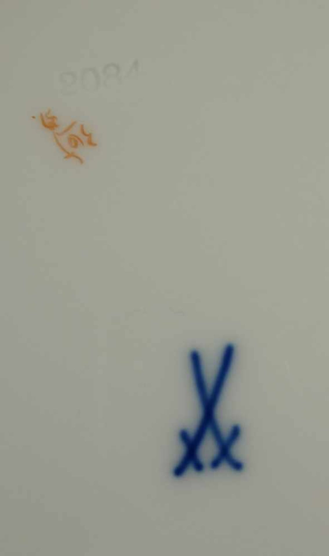 Schale mit Tulpe, Meissen, 1.Hälfte 20.Jh., I.Wahl, gewellte Relieffahne, Goldrand, D.24cm, H.5,2cm- - Bild 2 aus 3