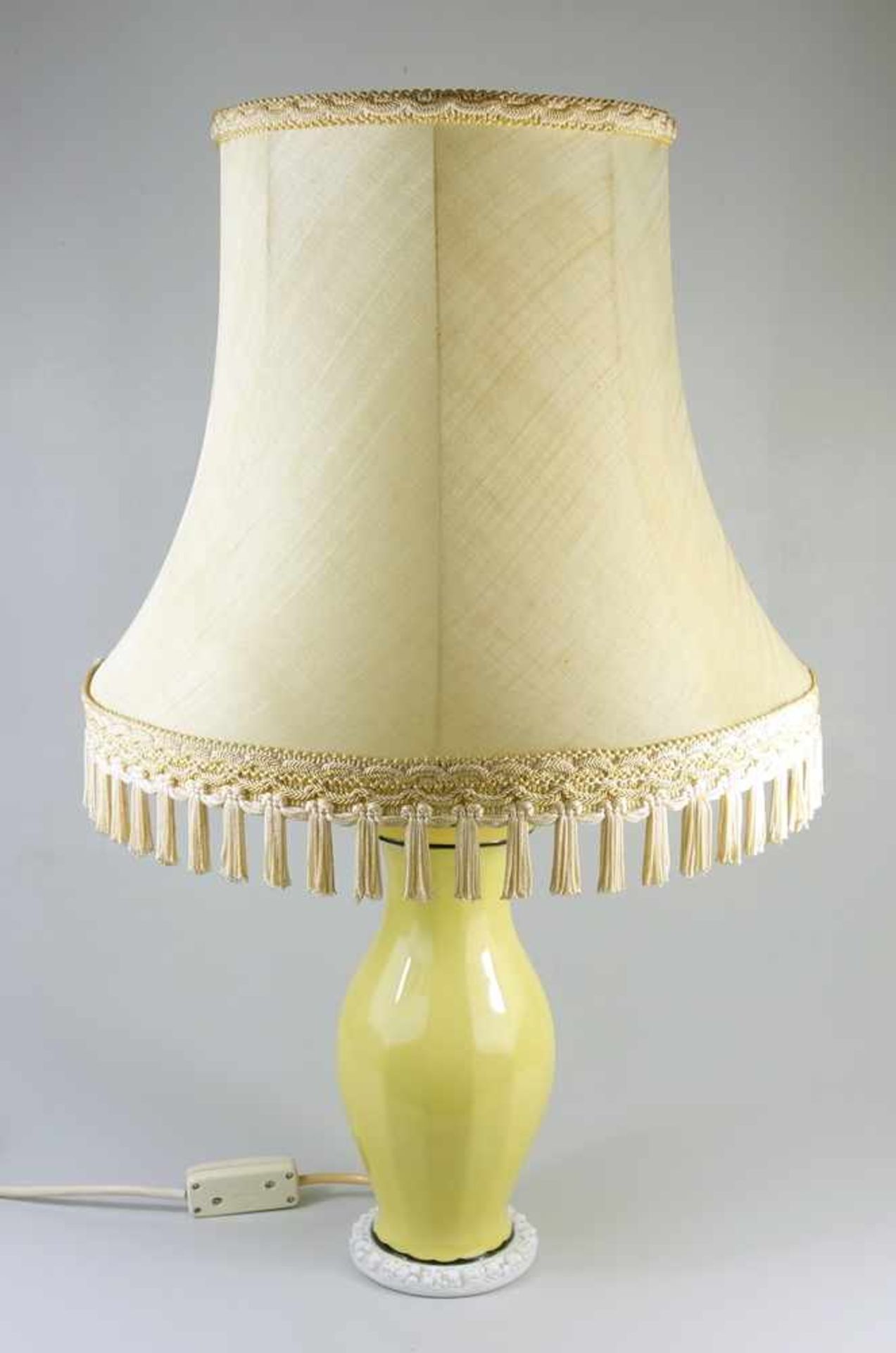 Lampe, Rosenthal, Entwurf Ph.Rosenthal, um 1920, runder Stand mit Obstrelief, vieleckige,