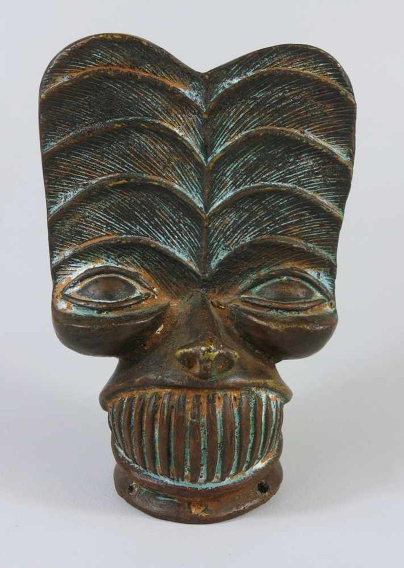 Bronzekopf, wohl Benin, Ende 19. Jh., groteskes Gesicht mit großer Zahnreihe, zurückgesetzten