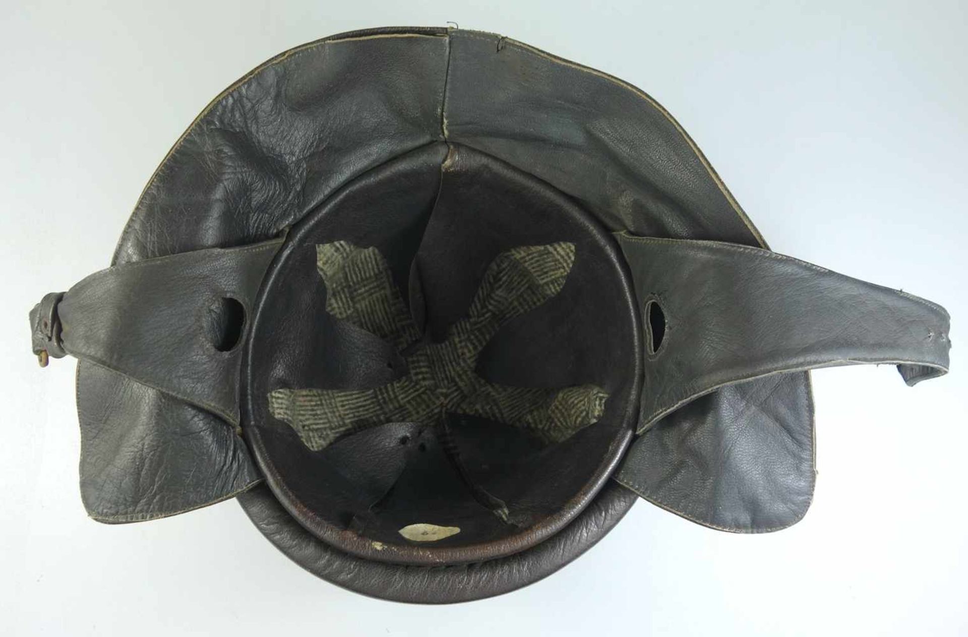 Motorradhelm, wohl Polizei, 3. Reich, schwarzer Fiberglashelm mit umlaufendem Wulstring, - Bild 5 aus 5