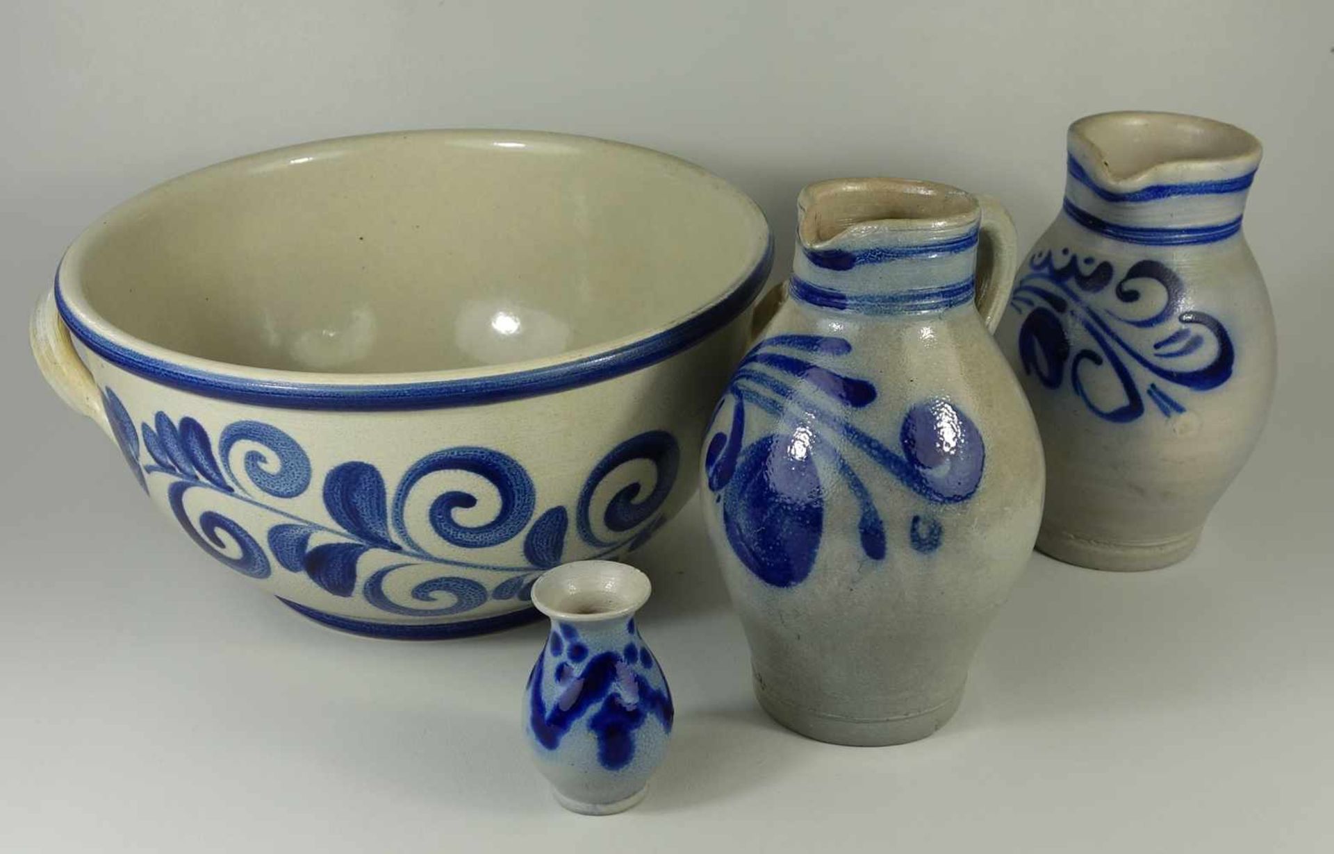 kleine Vase, Schüssel und 2 Weinkrüge, Westerwälder Steinzeug, 2.Hälfte 20.Jh., graue Salzglasur;