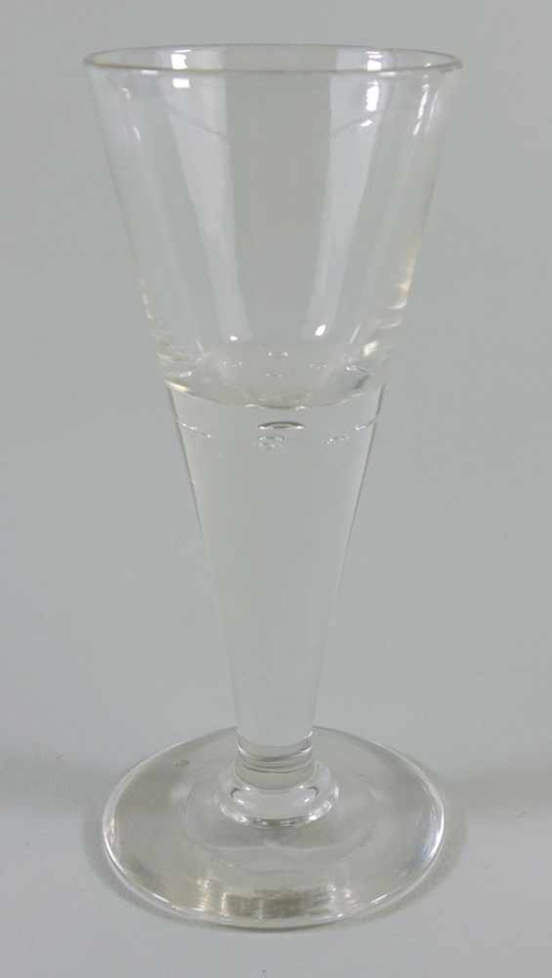 Kelchglas mit eingestochenen Luftblasen, 19.Jh., H.14cm, farbloses Glas, Schaft mit 7 eingestochenen