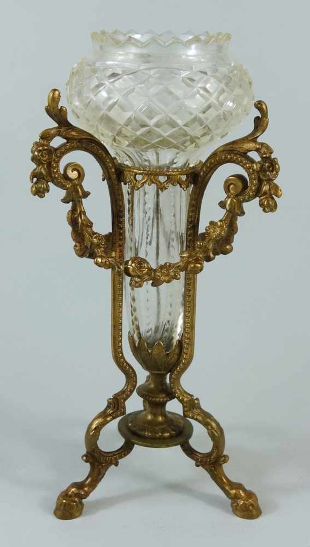Vase mit Metallmontierung, um 1860, Halterung mit dreifüßigem Bocksfußstand und Rosengirlanden,