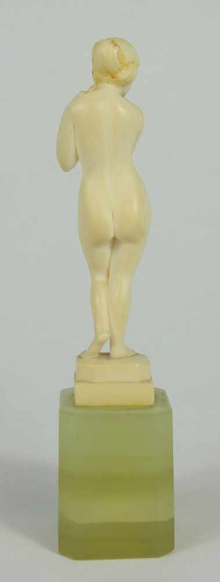 stehender Frauenakt, Elfenbein- Miniatur, um 1900, auf grünem Onyxsockel, Gesamt-H.10,5cm, Figur-H. - Bild 3 aus 4