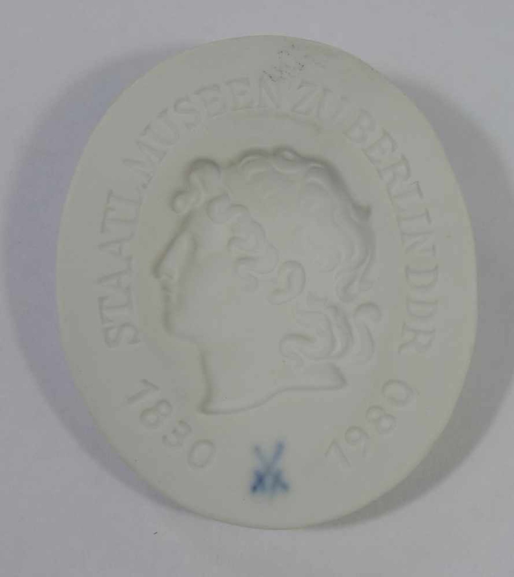 Plakette, Staatiche Museen zu Berlin DDR 1880-1980, Meissen, oval, LB 5,5*4,5cm- - -18.00 % buyer' - Bild 2 aus 2