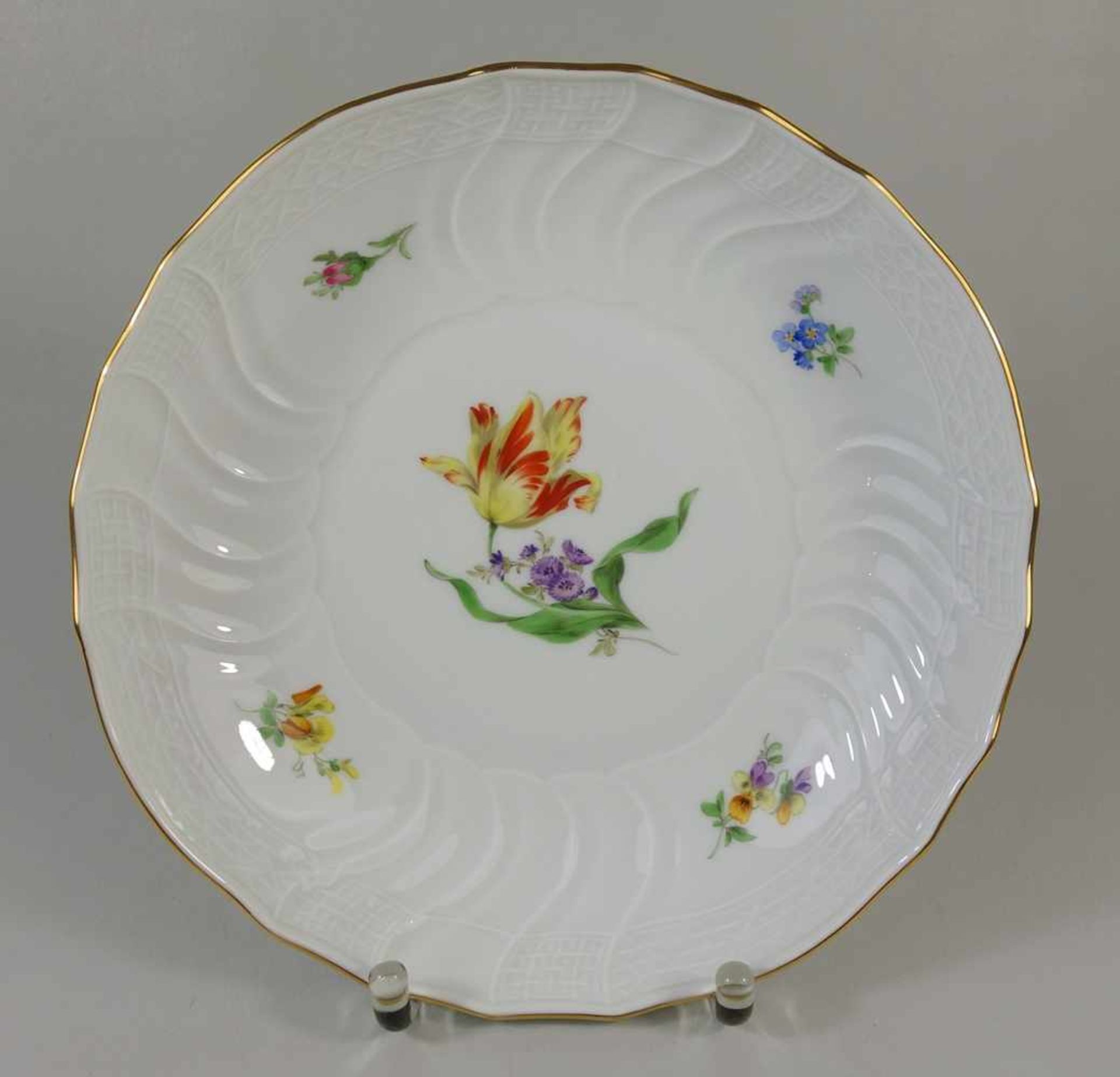 Schale mit Tulpe, Meissen, 1.Hälfte 20.Jh., I.Wahl, gewellte Relieffahne, Goldrand, D.24cm, H.5,2cm-