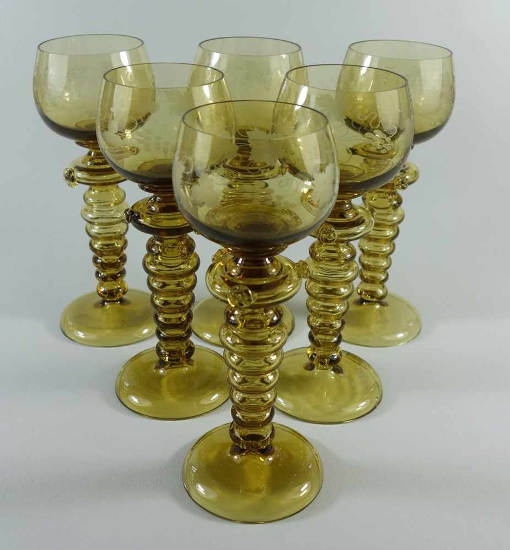 6 Historismus- Weinrömer, um 1900, mundgeblasenes, olivgrünes Glas, geschlossener Hohlschaft,