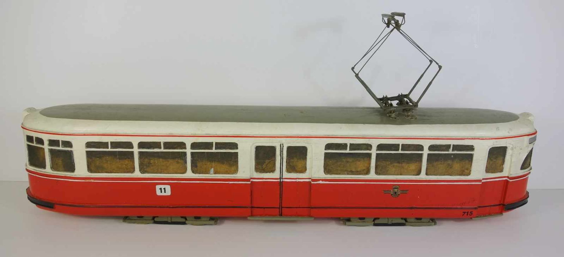 Modell- Straßenbahn, ÜSTRA Hannover, Massivholz, farbig staffiert, bewegl.Metall-Stromabnehmer,