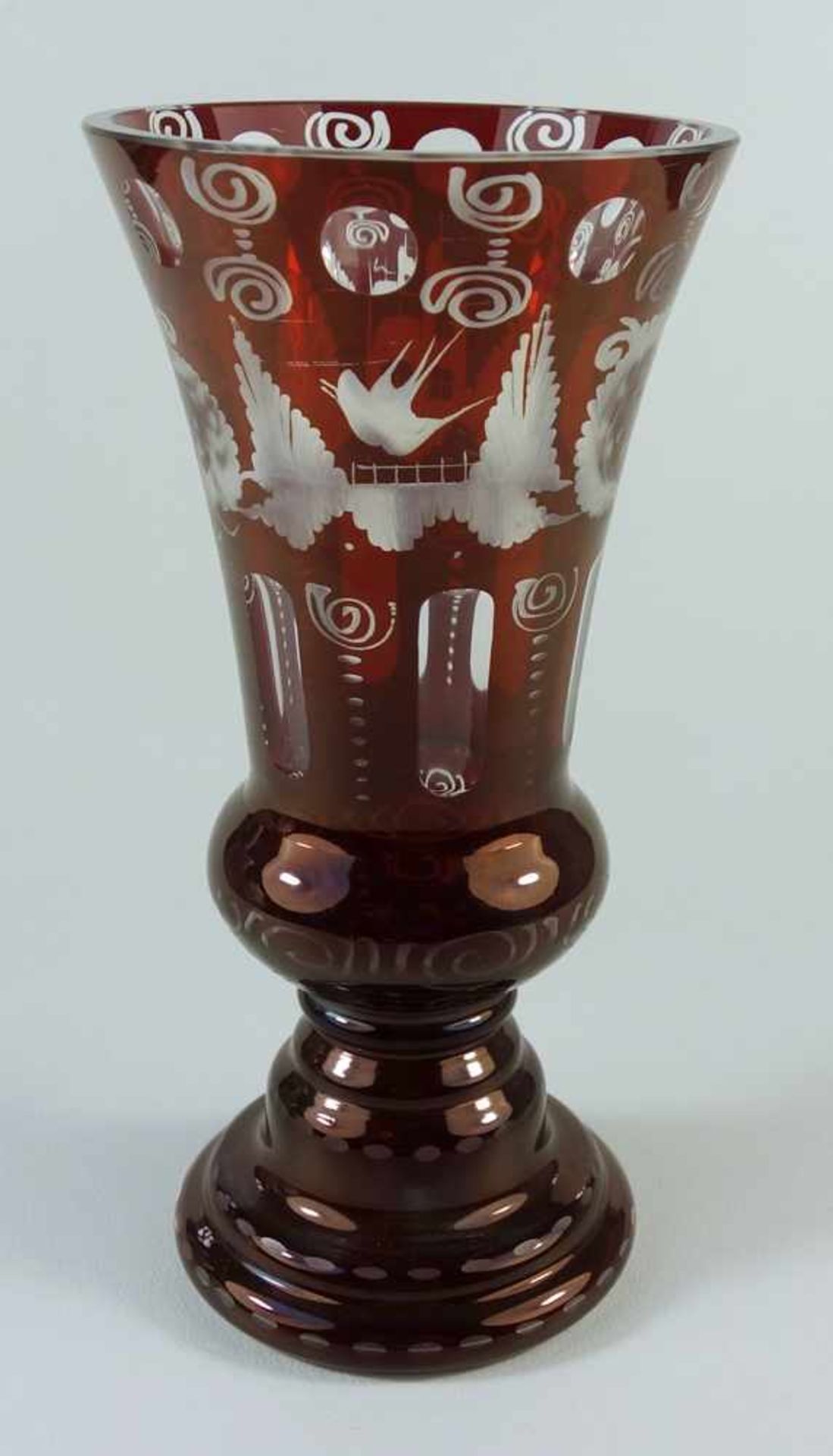 Vase, Böhmen, 1.Drittel 20.Jh., rubinrot überfangen, Schälschliff, Rollwerk und florale Motive im - Bild 2 aus 2