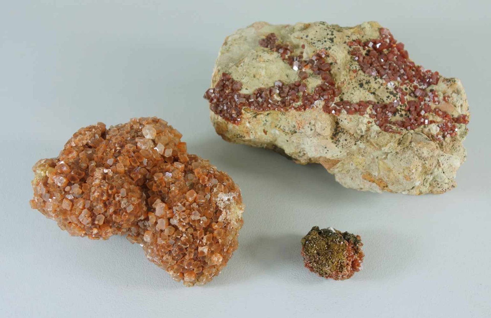 3 Mineralien: 2* Vanadinit HBT 6*11*7,5cm, Gew. 597g und HBT 7*15*9,5cm, Gew. 1.246g, Fundort: