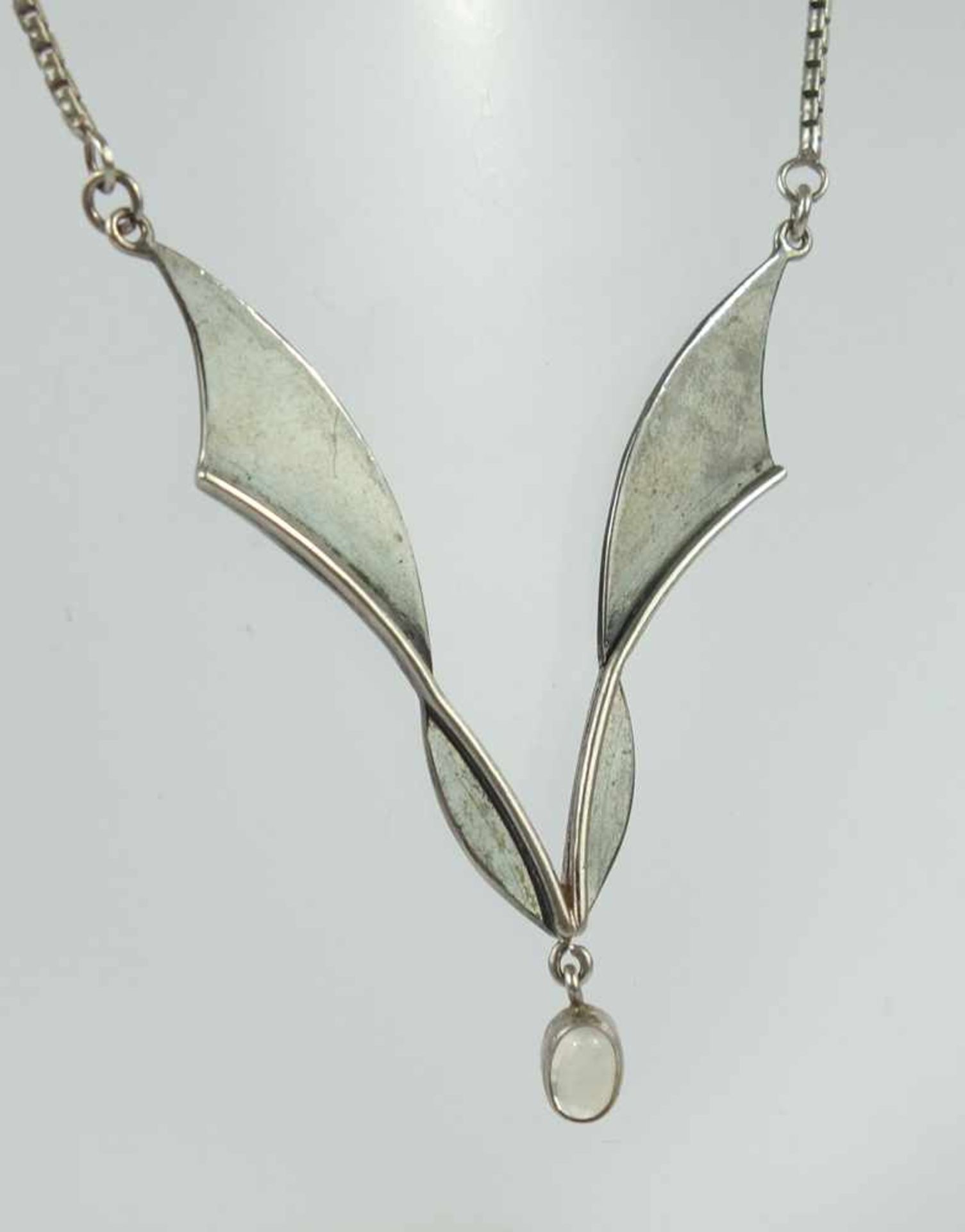 Collier mit Mondstein, 925er Silber, ungedeutete Herstellerpunze T+A, Gew.9,70g, L.ca.45cm- - -18.00