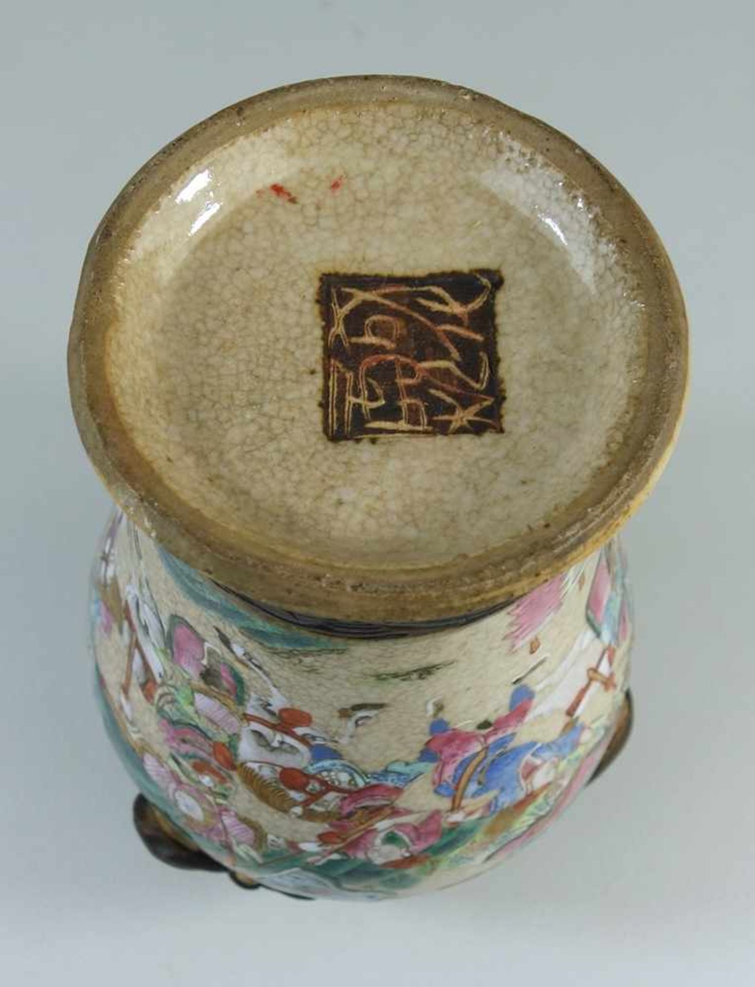 Vase, Steingut, Japan, wohl 20er/30er Jahre, craquellierte Wandung mit Kampfszenen, umlaufendes - Image 2 of 2