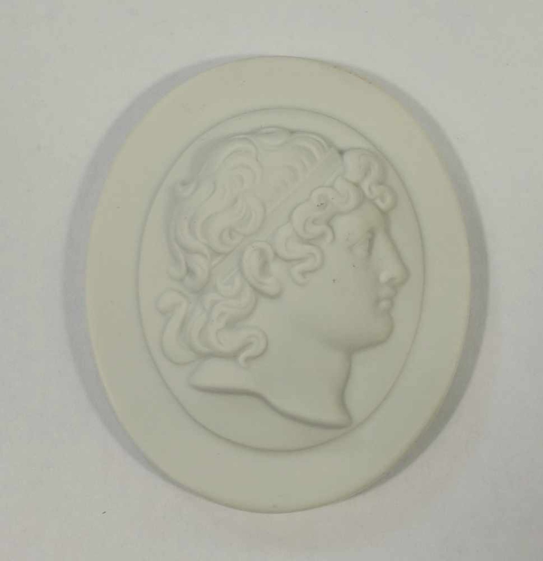 Plakette, Staatiche Museen zu Berlin DDR 1880-1980, Meissen, oval, LB 5,5*4,5cm- - -18.00 % buyer'