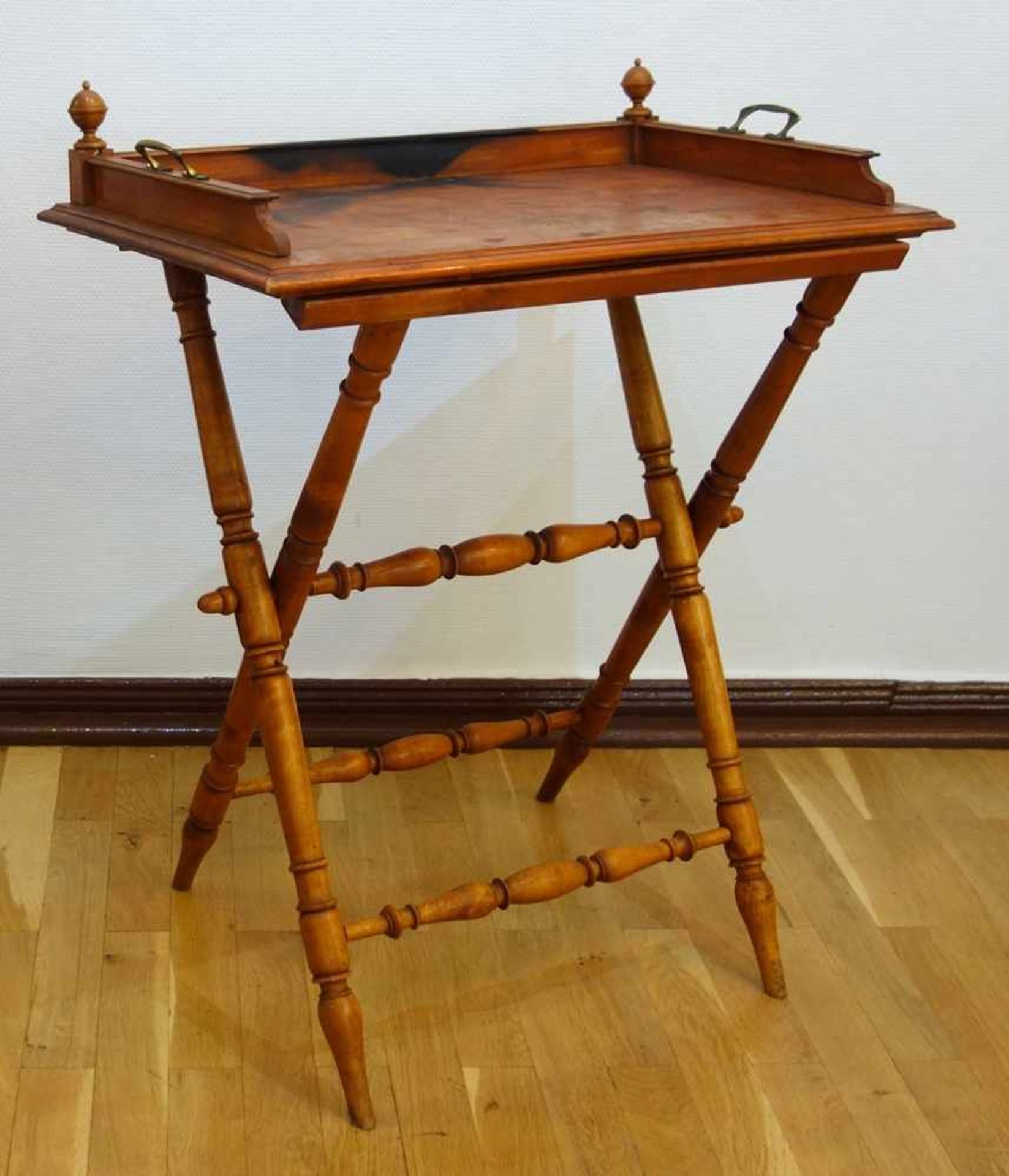 Serviertisch, Gründerzeit um 1890, Birke, klappbares Untergestell mit Balusterbeinen, abnehmbares