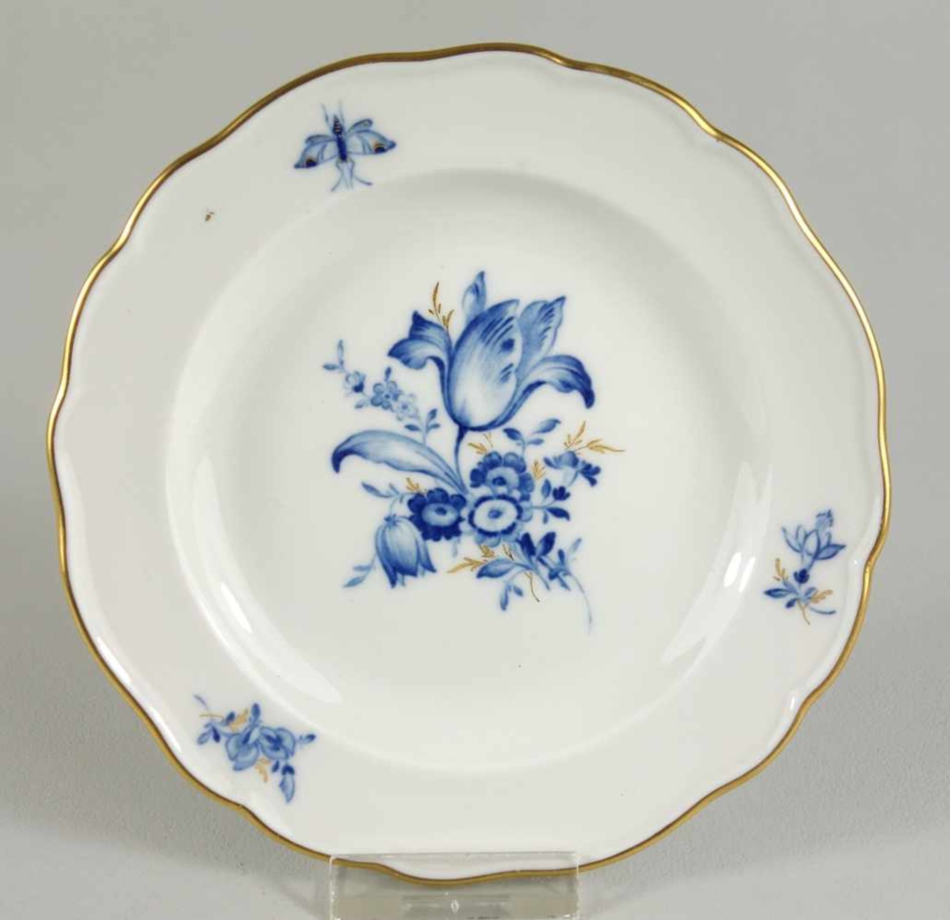 kleiner Teller mit blauer Blume, Meissen, 2.Hälfte 20.Jh., unterglasurblaue Schwertermarke mit 2