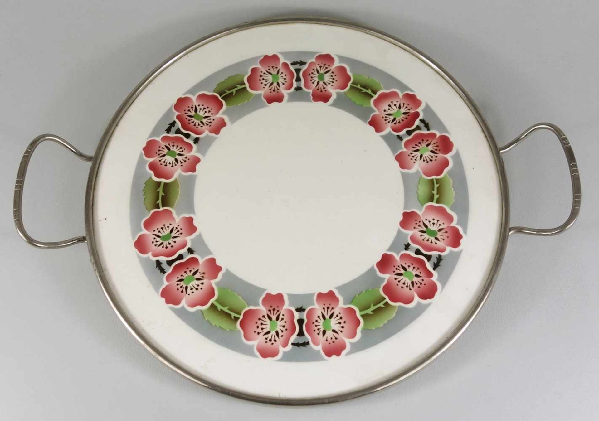 Tortenplatte mit roter Mohnblütenranke, um 1920, Keramikplatte mit Spritzdekor, Metallfassung mit