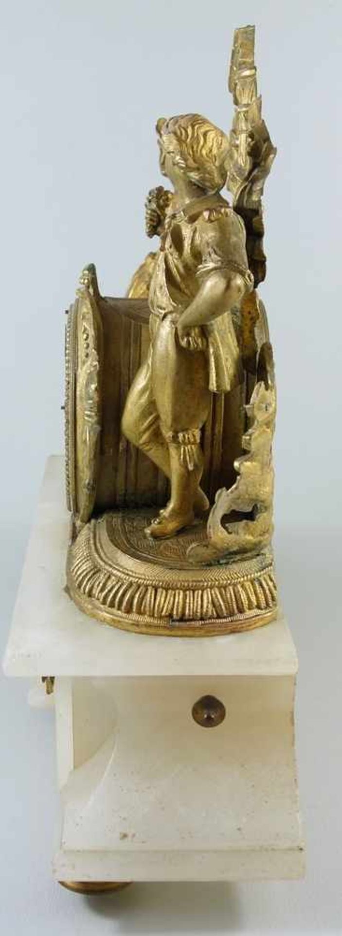 figürliche Pendule, Frankreich, 2. Hälfte 19.Jh., weißer Alabaster mit figürlicher Bekrönung aus - Bild 4 aus 4