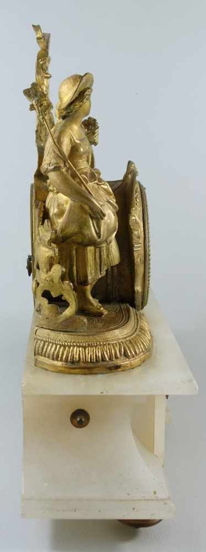 figürliche Pendule, Frankreich, 2. Hälfte 19.Jh., weißer Alabaster mit figürlicher Bekrönung aus - Bild 3 aus 4