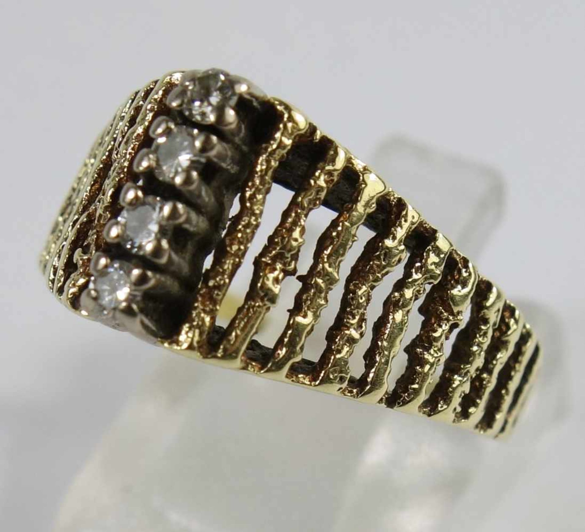 Ring mit 4 Dia.- Brillanten, 585er Gold, Gew.3,73g, Goldschmiedeanfertigung, zum Ringkopf stabförmig