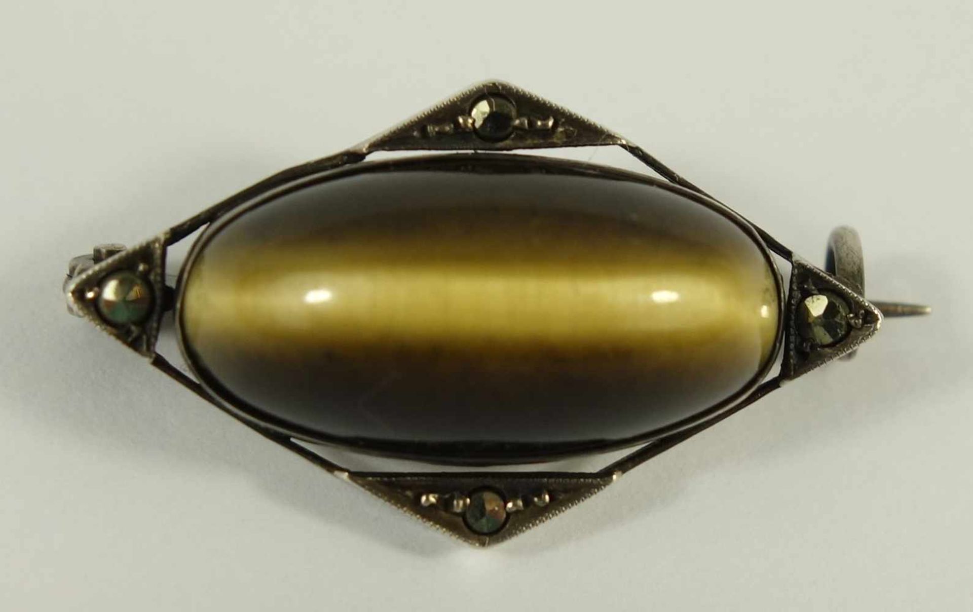 silberne Brosche mit Tigerauge und Markasiten, ovaler Cabochon, L.2,9cmsilver brooch with tiger