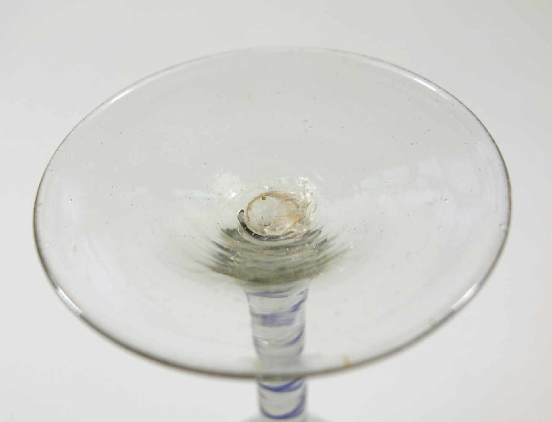 Fadenglas, wohl Lauscha, 18.Jh., diverse Luftblaseneinschlüsse, Abriss, Schaft mit zweifarbiger - Bild 2 aus 3