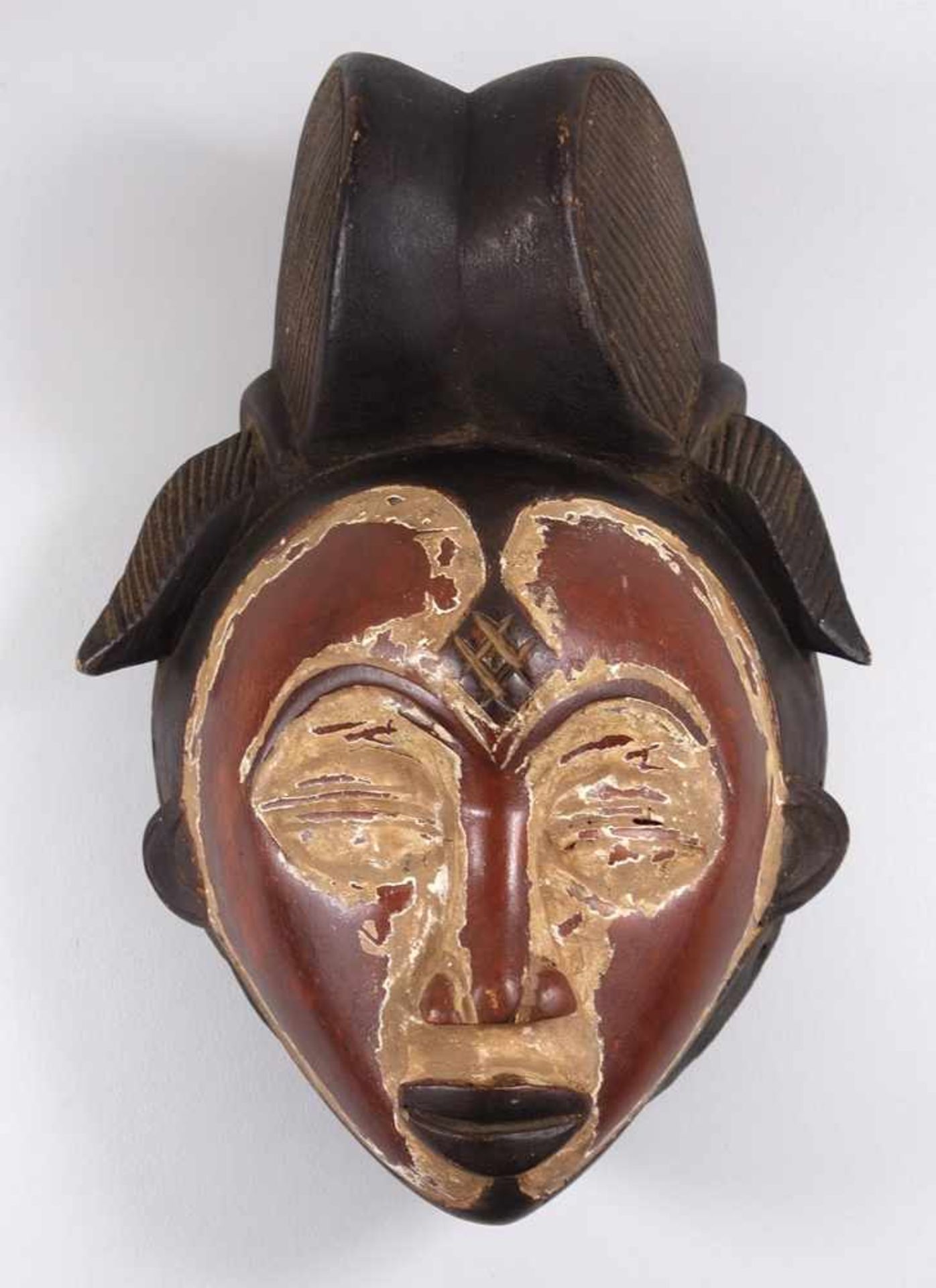 Maske, Baule/ Elfenbeinküste, 20.Jh., Weichholz geschnitzt und partiell farbig staffiert, H.ca.28,