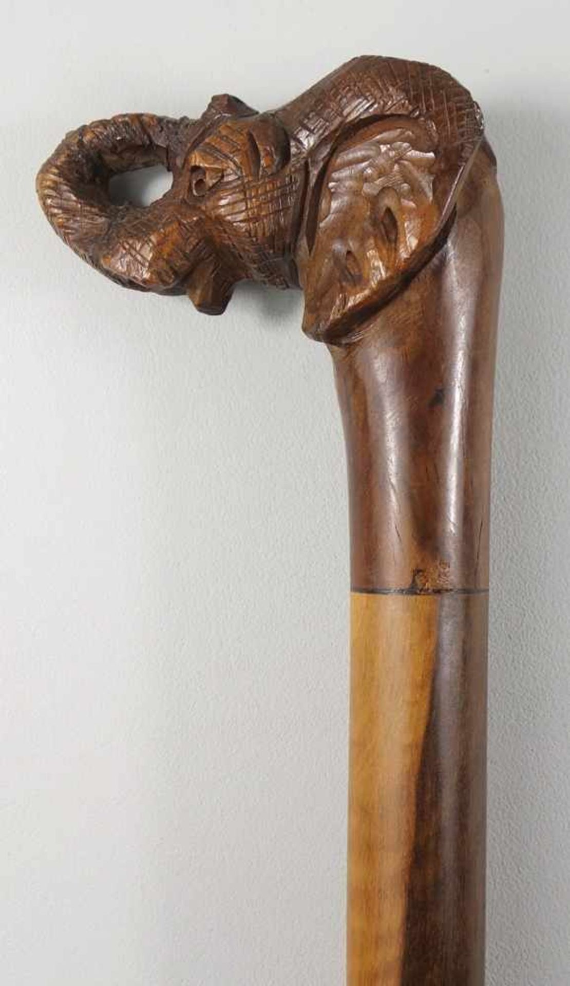 Stock mit geschnitztem Elefantenkopf, Afrika, 20. Jh., Hartholz, konisch verjüngter Schaft aus