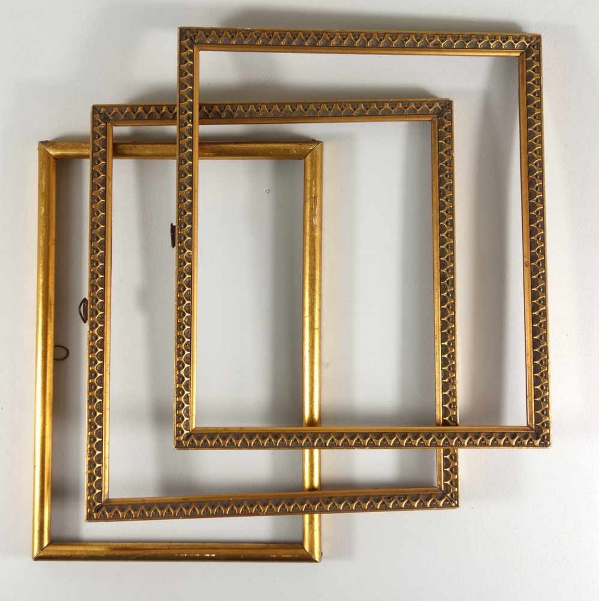3 rechteckige Fotorahmen, Holz/vergoldet, ohne Glas, 1 Paar mit Reliefkante, Innen-HB 21*23,5cm, 1*