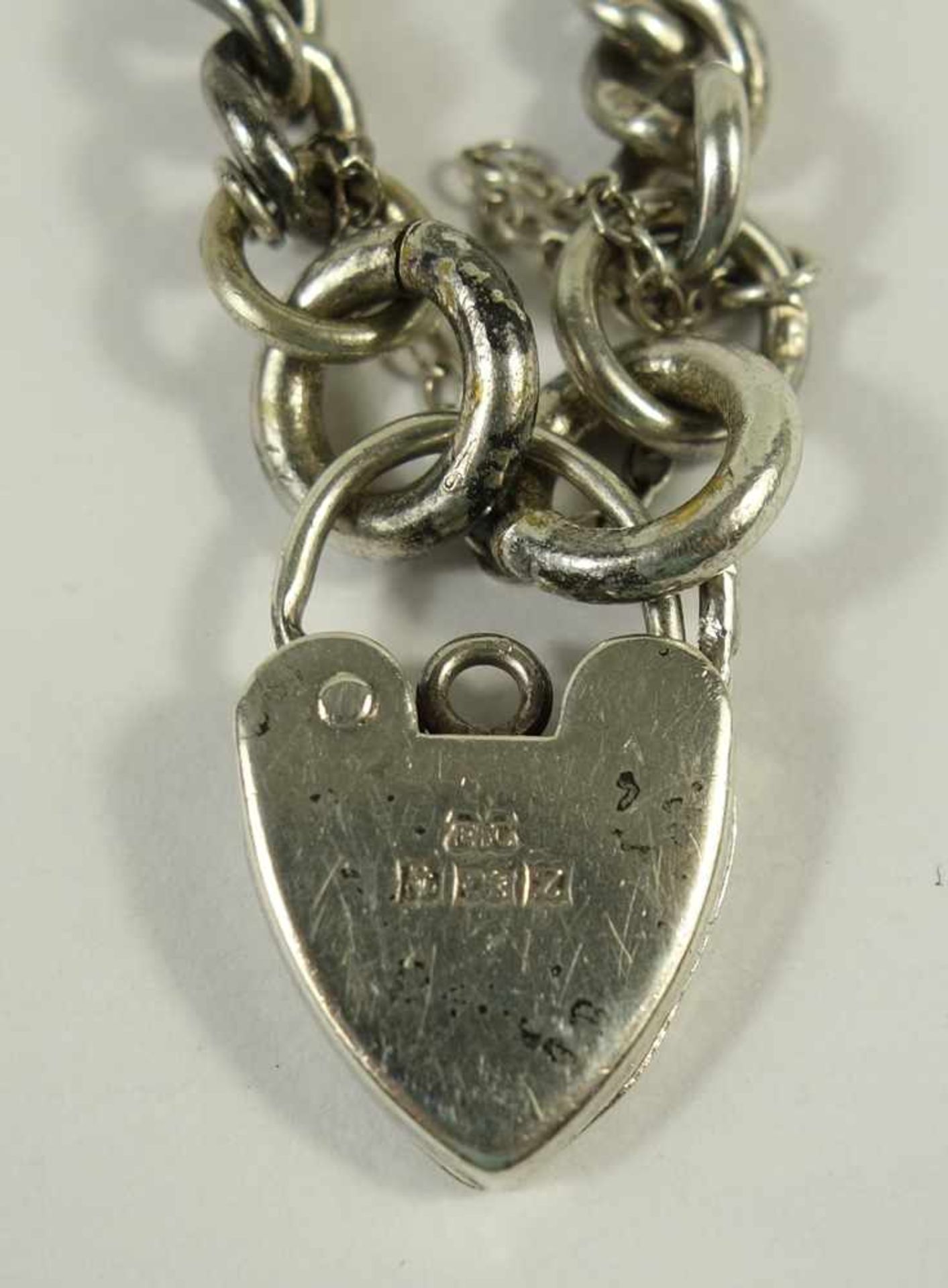 silbernes Armband mit Herzschloss, England, Gew.18,13g, Rundpanzer, Federringschließe mit - Bild 2 aus 2