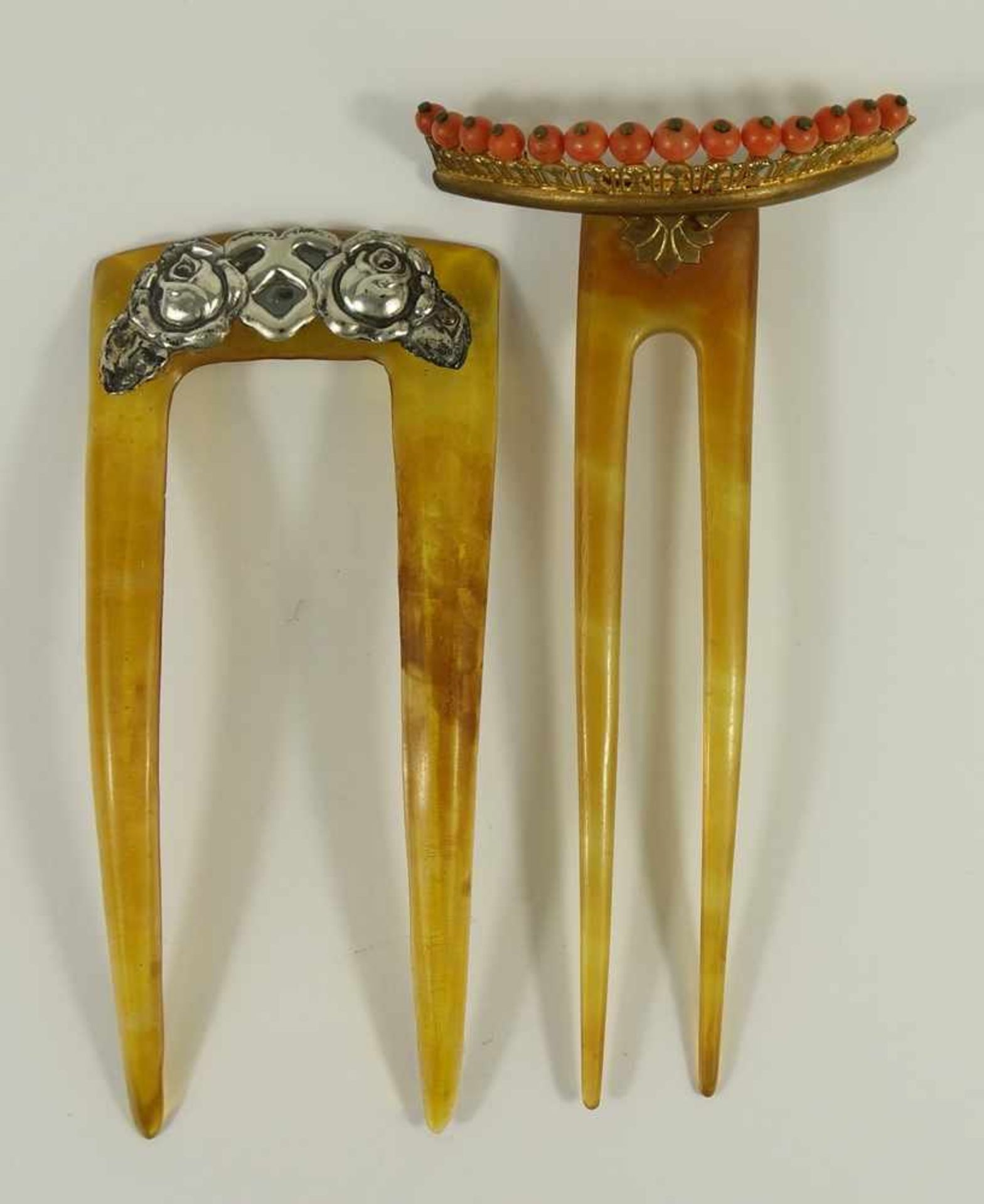 2* Haarschmuck, um 1910, wohl Zelluloid, 1* mit 14 kleinen, lachsroten Korallenkugeln an bewegl.,