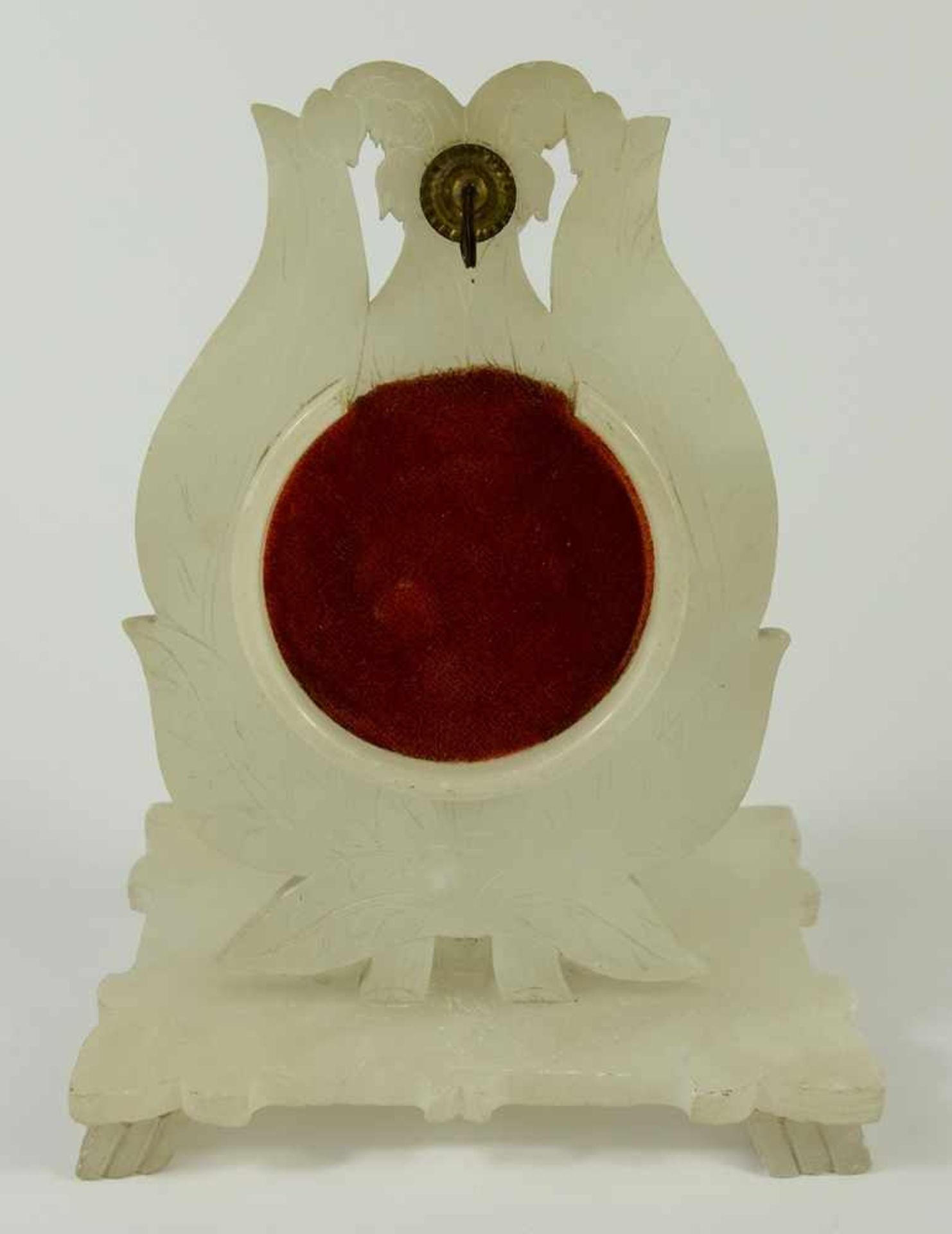 Alabaster- Taschenuhrständer, um 1880, Gew.ca.242g, vierfüßiger Stand, florale Form mit