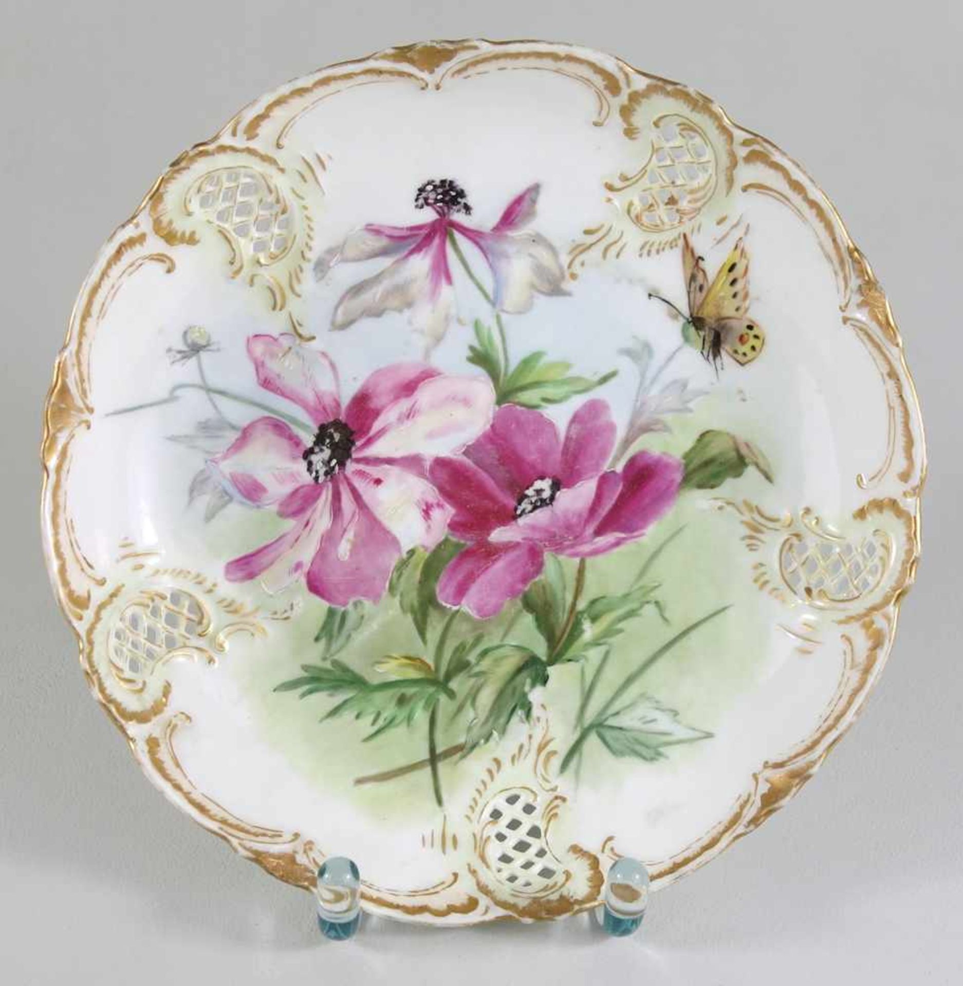 Zierteller mit Hausmalerei, Nymphenburg, um 1900, 5 Durchbruchkartuschen, Goldkonturen, florale