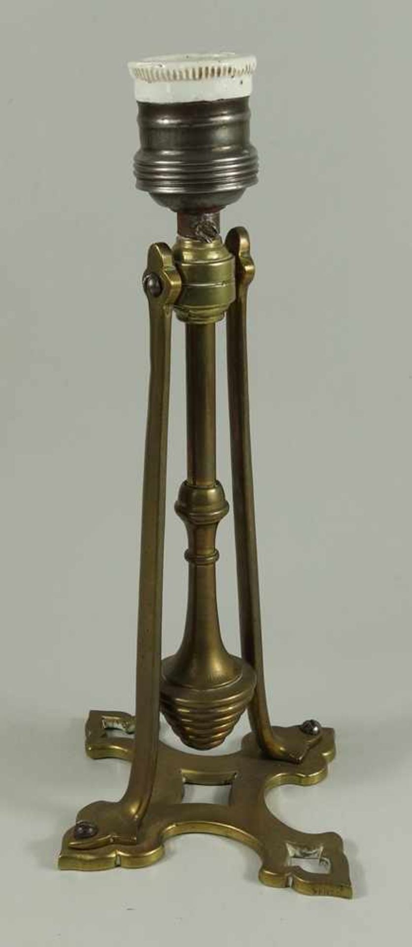 schwenkbare Wandlampe, Messing, um 1920, Durchbruchwandhalter mit schwenkbarer Pendelleuchte, L.