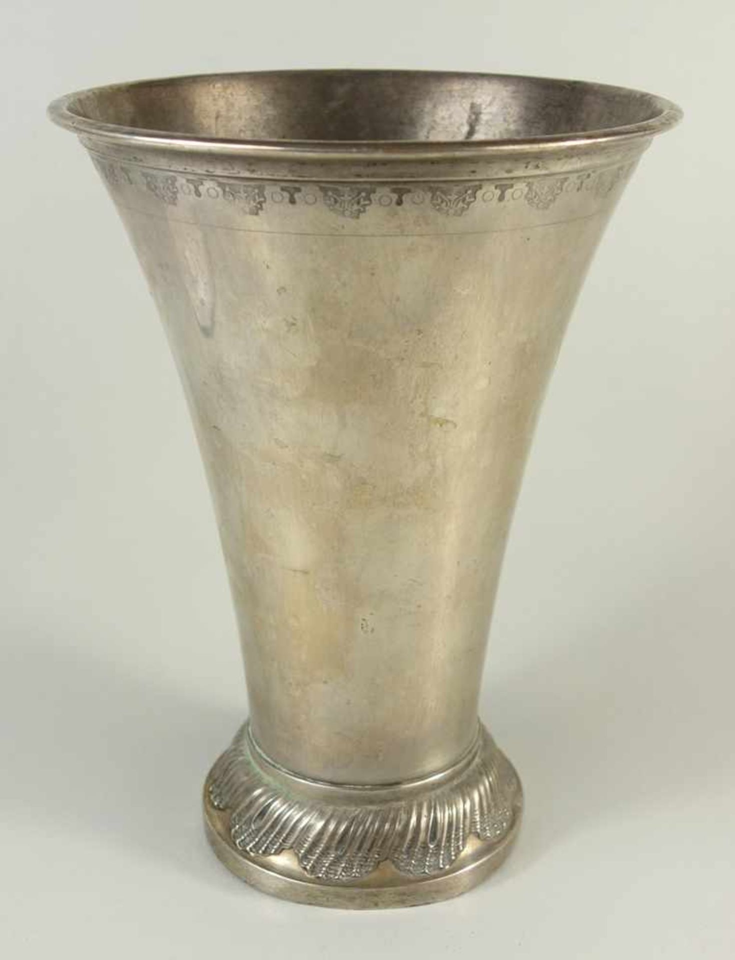 Vase, 830er Silber, Stockholm, 1902, trichterförmiger Korpus auf Stand mit gewelltem - Image 2 of 2