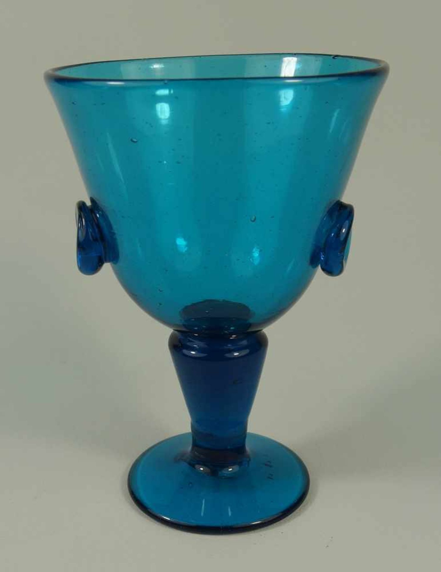 Kelch aus Blauglas, 20.Jh., Stand mit Abriss, konischer Schaft, weite Kuppa mit 2 aufgeschmolzenen