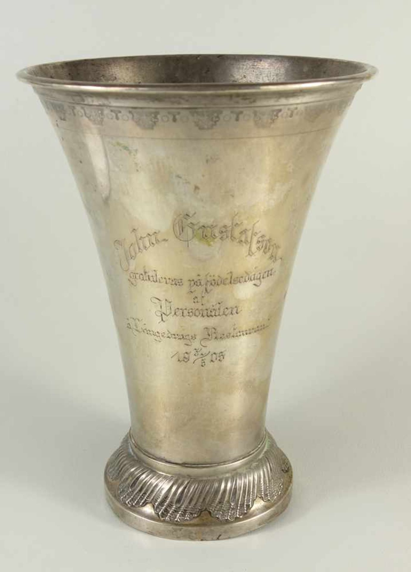 Vase, 830er Silber, Stockholm, 1902, trichterförmiger Korpus auf Stand mit gewelltem