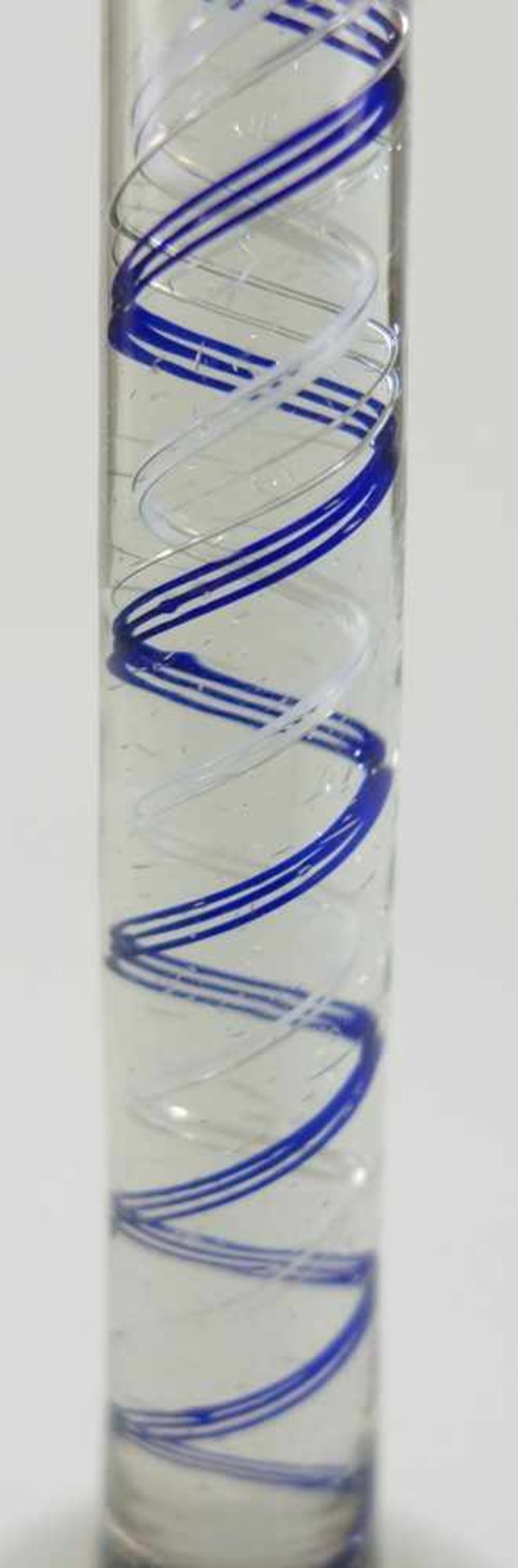 Fadenglas, wohl Lauscha, 18.Jh., diverse Luftblaseneinschlüsse, Abriss, Schaft mit zweifarbiger - Bild 3 aus 3