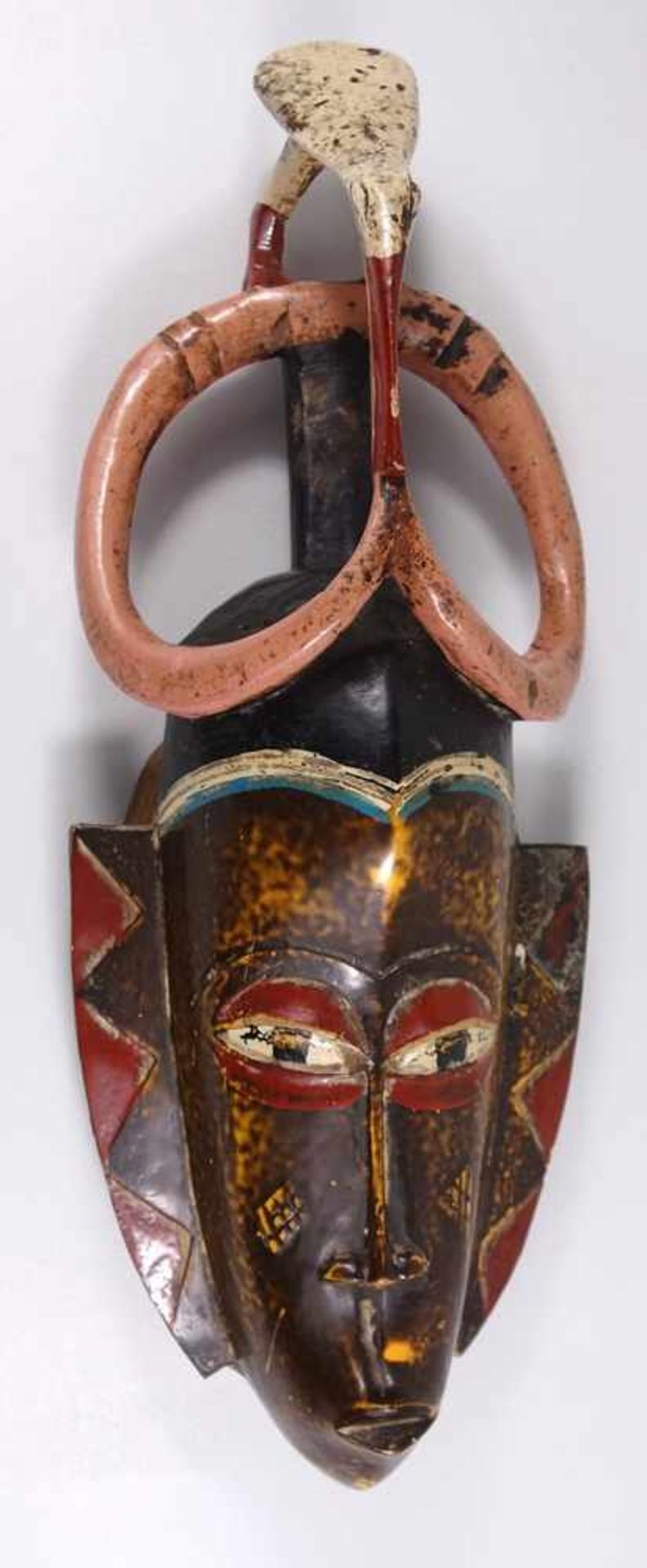 Maske mit Vogeldarstellung, Südafrika, Weichholz geschnitzt und farbig staffiert, H.ca.42cmmask with