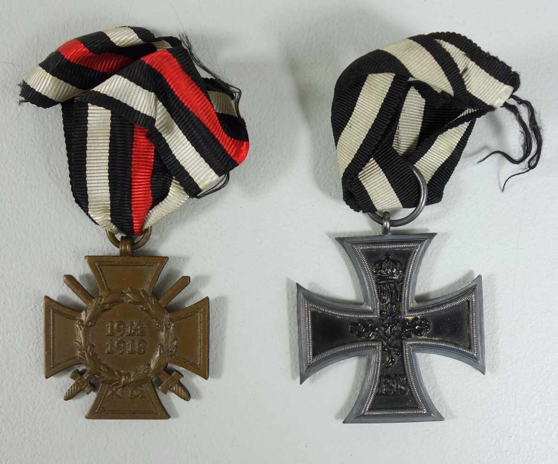 2 Orden, I.WK, 1*Ehrenkreuz für Frontkämpfer mit Schwertern (am Band), 1*Eisernes Kreuz, 2.