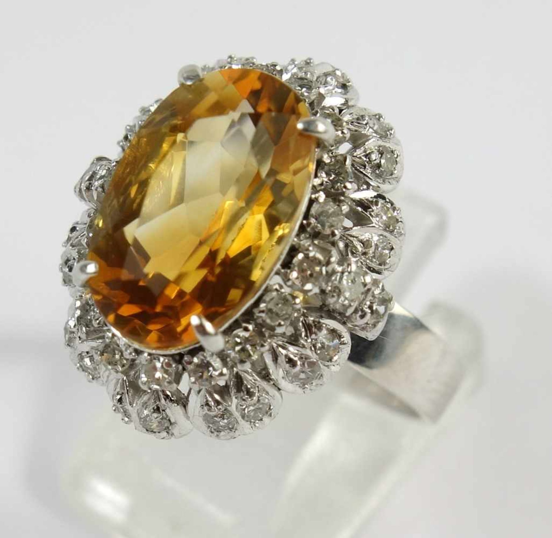 Citrin- Diamant- Ring, 585er Weißgold, Gew.6,07g, zentraler, ovaler, facettierter Citrin (behandelt)