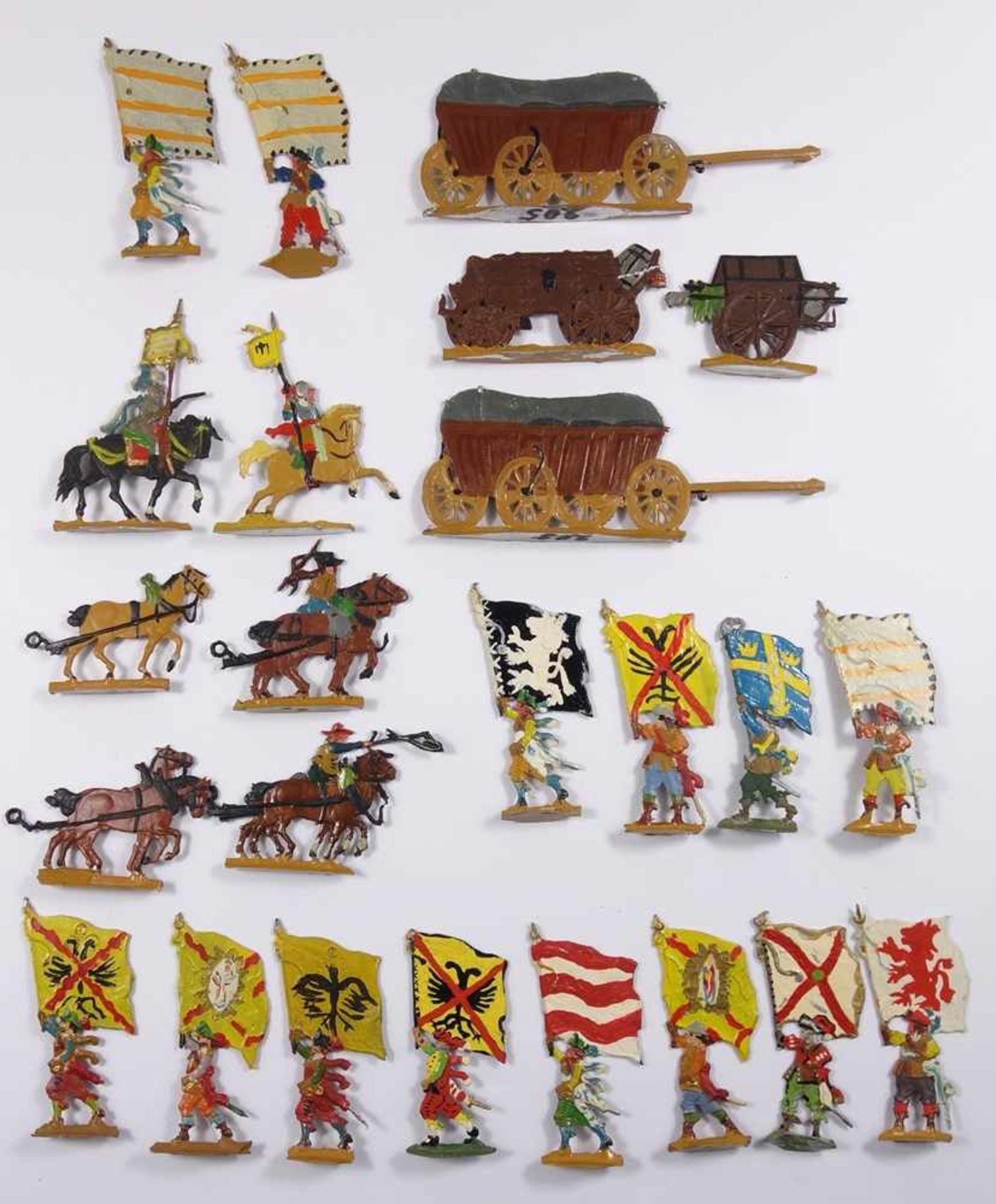 Packung mit 24 Kieler Zinnfiguren, Flachfiguren, darunter 14 Fahnenträger, 6 Pferde (zT mit