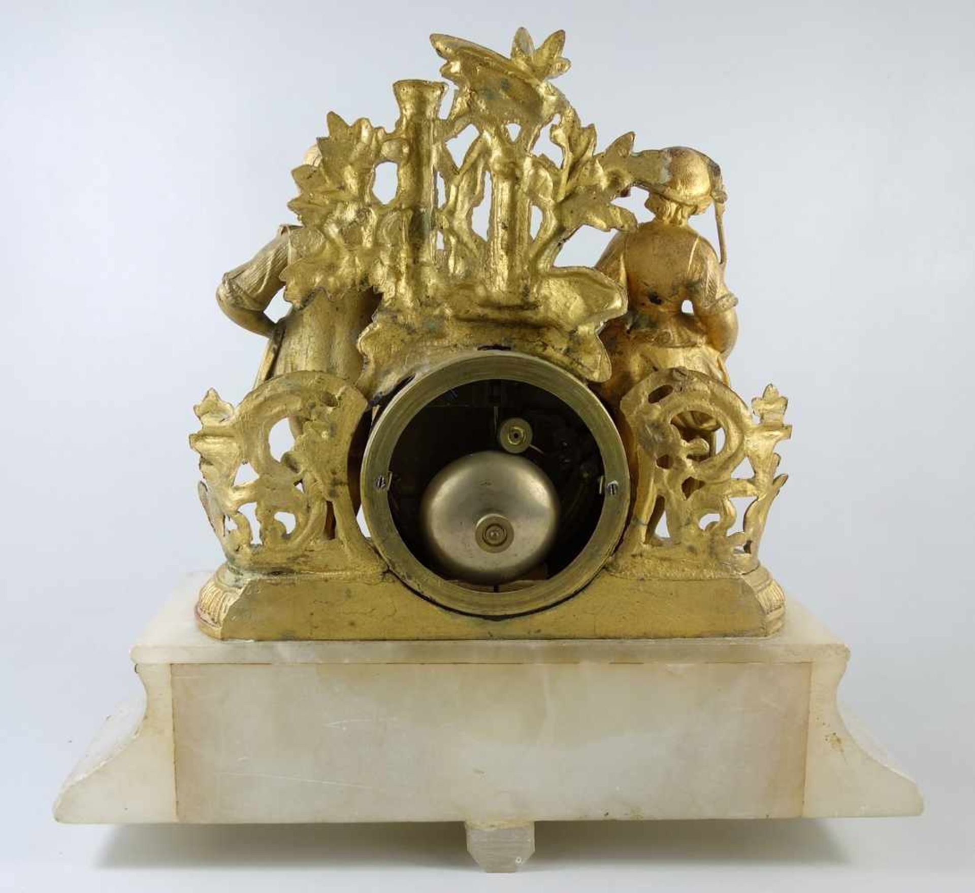 figürliche Pendule, Frankreich, 2. Hälfte 19.Jh., weißer Alabaster mit figürlicher Bekrönung aus - Bild 2 aus 4