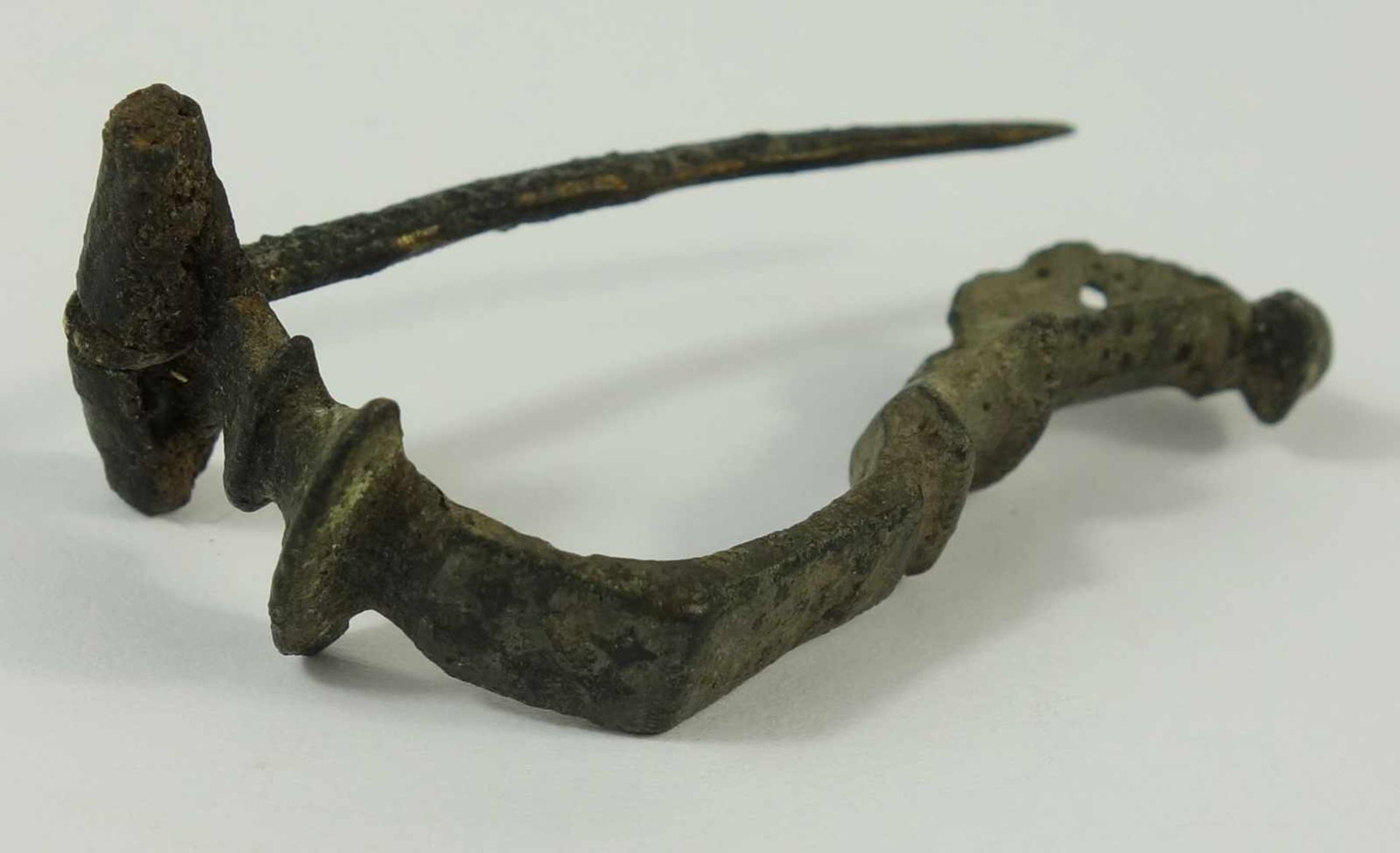 kräftig profilierte Fibel, 1.-2. Jh.n.Chr., Bronze, Kanten und Ränder mit Kerbgravur, tlw.