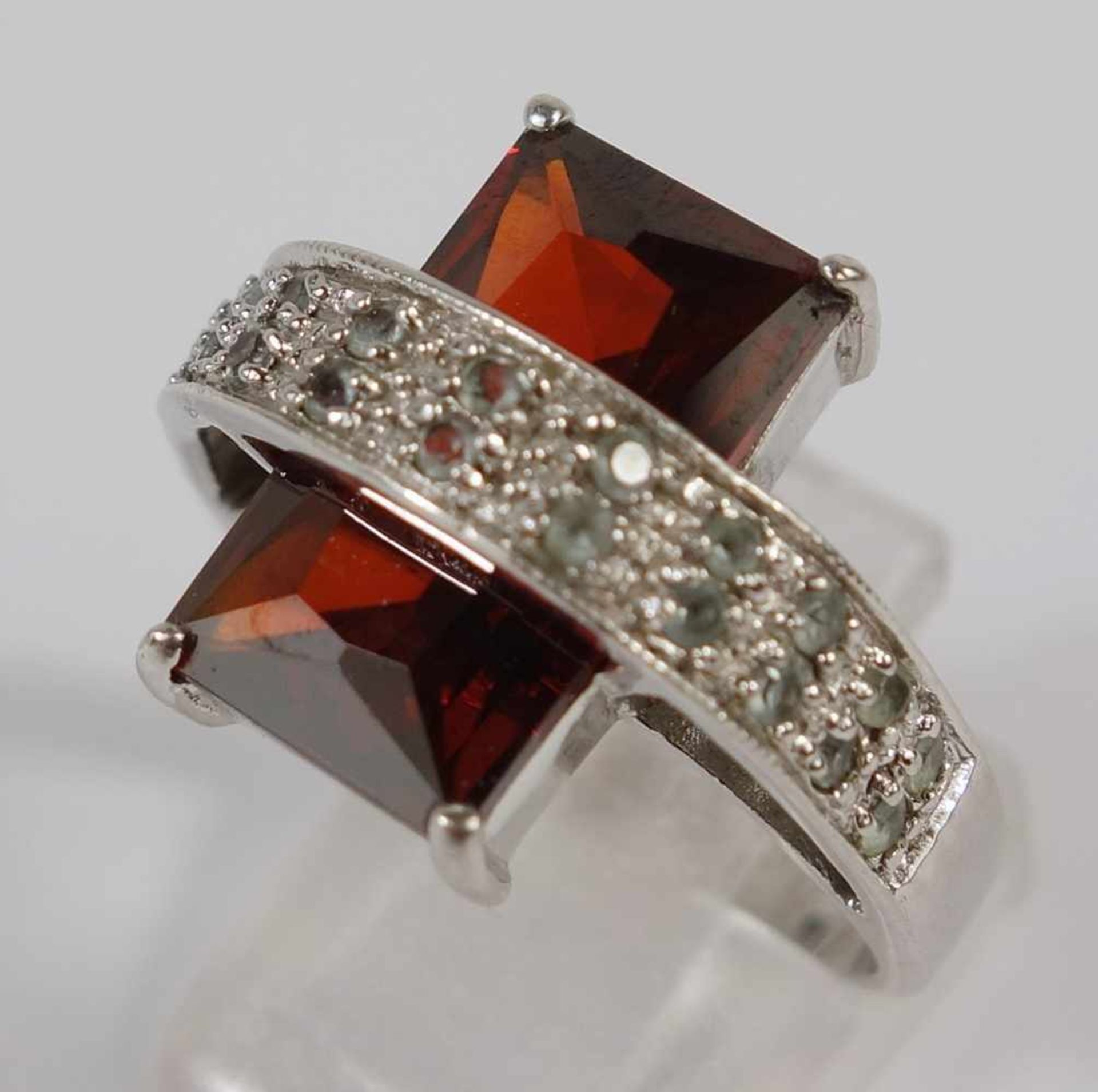 Ring mit rotem Stein und kleinen Peridotsteinen, 925er Silber, Gew.8,75g, facettierter, roter