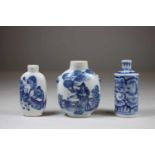 3 Snuff Bottles, China, Porzellan, blau-weiss staffiert, 1x Gelehrter und Pferd, mit Schmetterling-