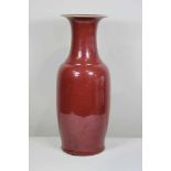 Bodenvase, China, Keramik, Ochsenblutglasur, H.: 57,5 cm, brandbedingte Unregelmäßigkeiten in der