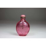 Snuff Bottle, China, Peking-Glas, geritzte 4-Zeichen Qianlong-Siegel-Marke, Pinkfarbendes Glas,