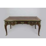Bureau Plat, Frankreich, Stilmöbel in Stil Louis XV, reiche vergoldete Bronzeapplikationen und -